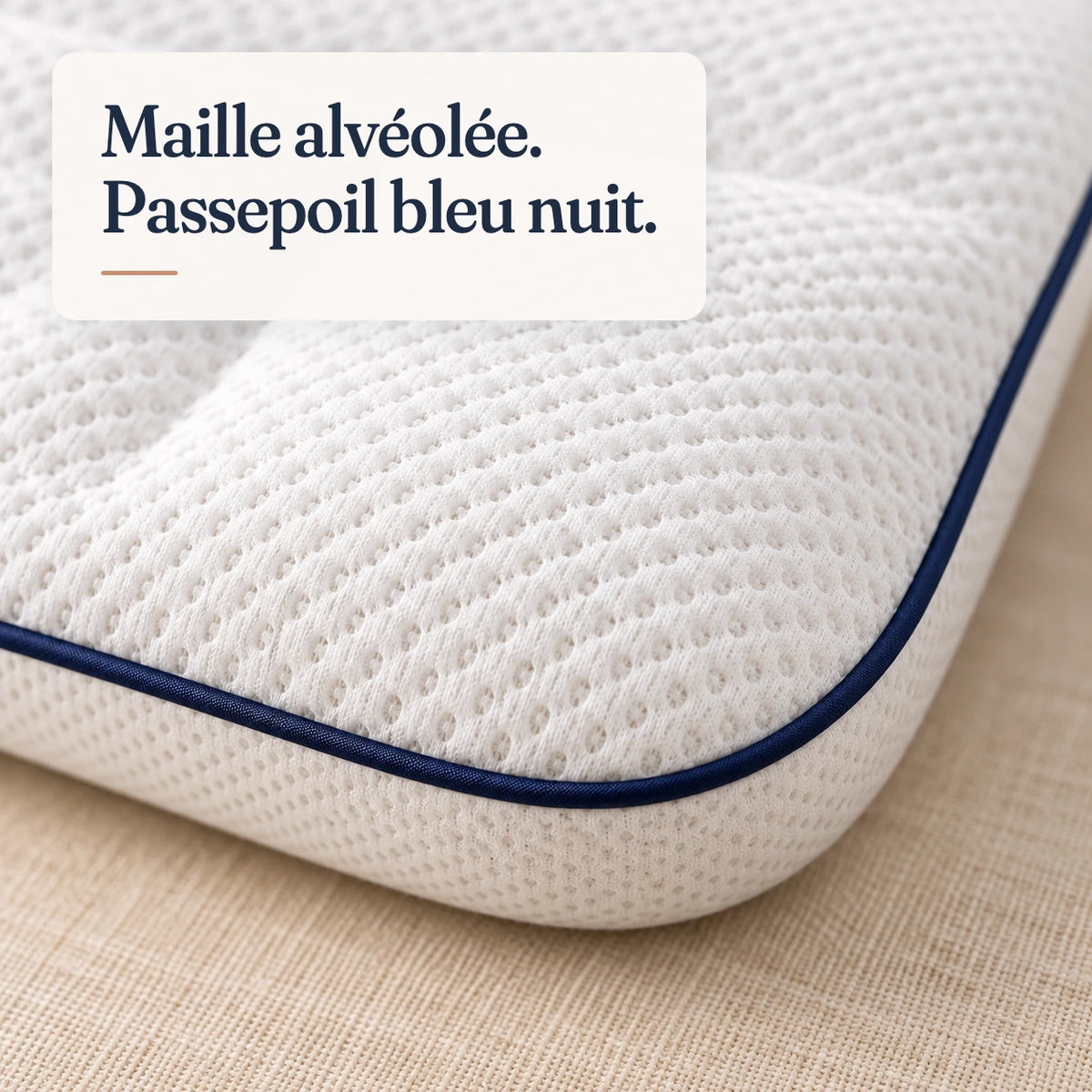 Gros plan sur la maille alvéolée et le passepoil bleu nuit de l’oreiller Nuitalie